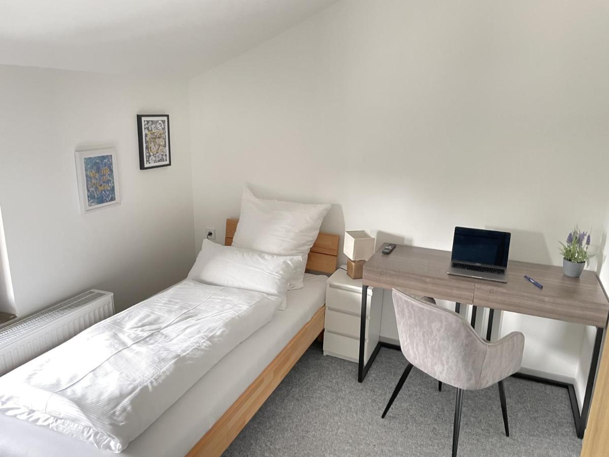 Hotel-Am-Bahnhof Stuttgart-Ditzingen Quarto foto