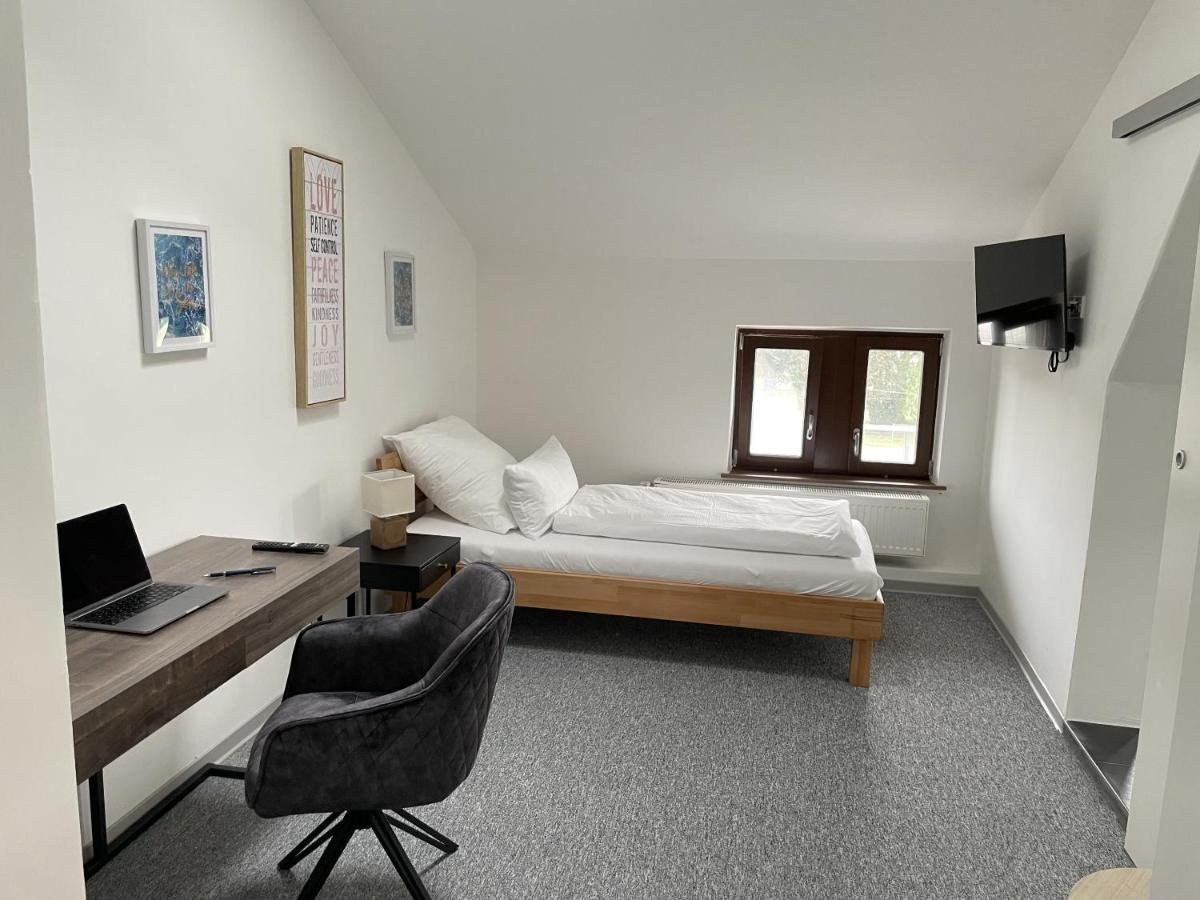 Hotel-Am-Bahnhof Stuttgart-Ditzingen Quarto foto